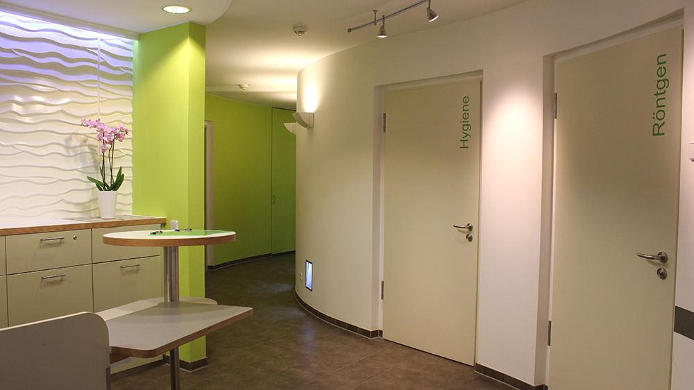 Praxisflur mit Hygiene- und Röntgenraum
