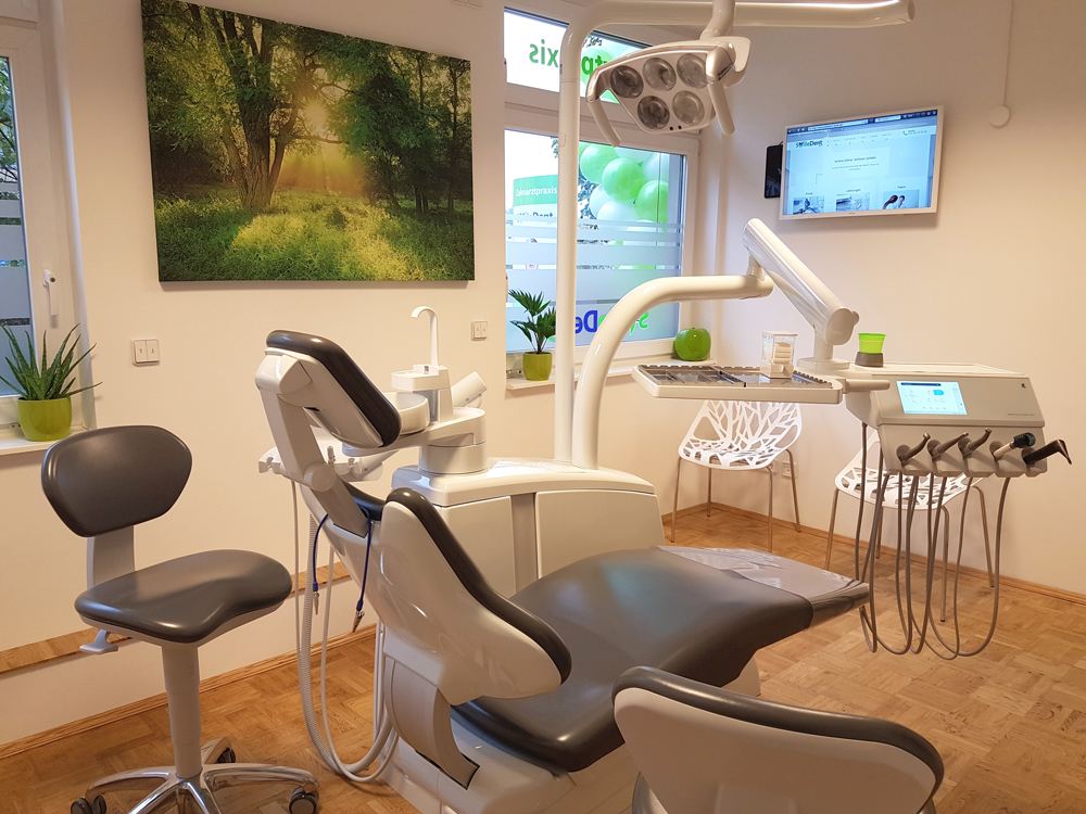 Behandlungszimmer mit moderner Ausstattung
